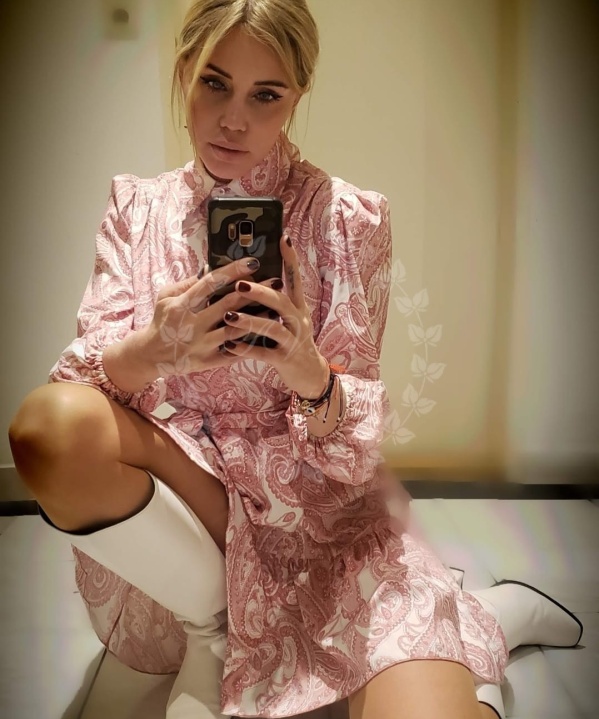 Sabrina<br>Selfies